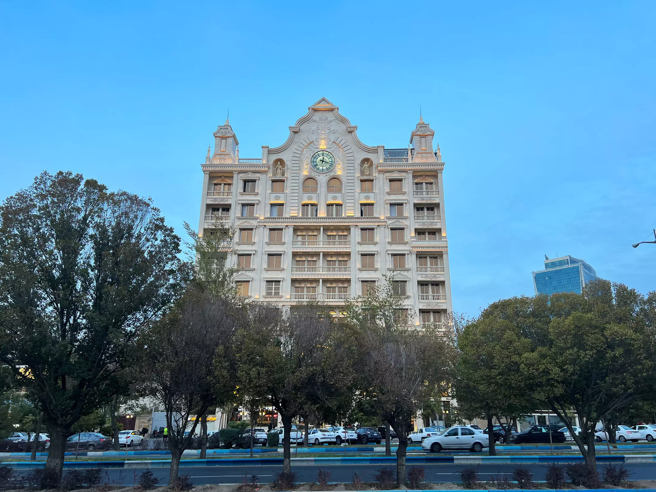 Alibaba https://cdn.alibaba.ir/ostorage/hotel-accommodation-images/696de23c6b43e2b9afa3be8f_01- رویال پالاس- نما (3).webp